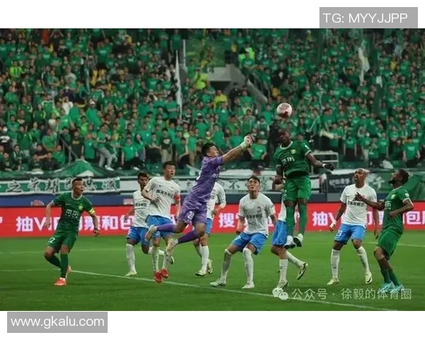 两大足球巨星争霸赛 谁能笑傲绿茵场顶尖对决揭秘