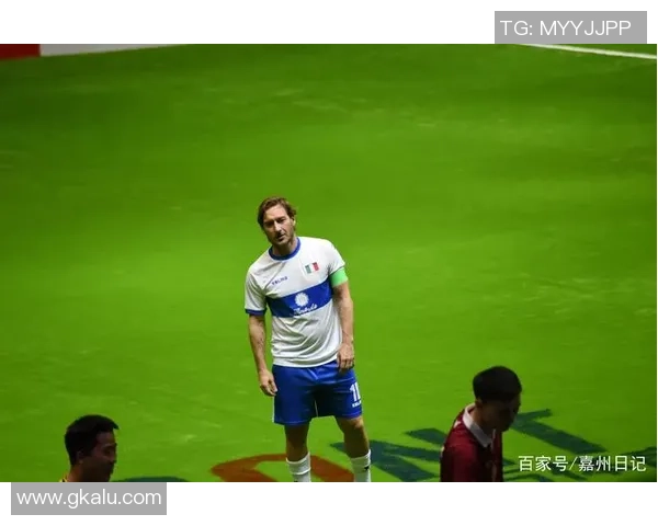 传奇球星激荡岁月再现风采足球海报纪实展