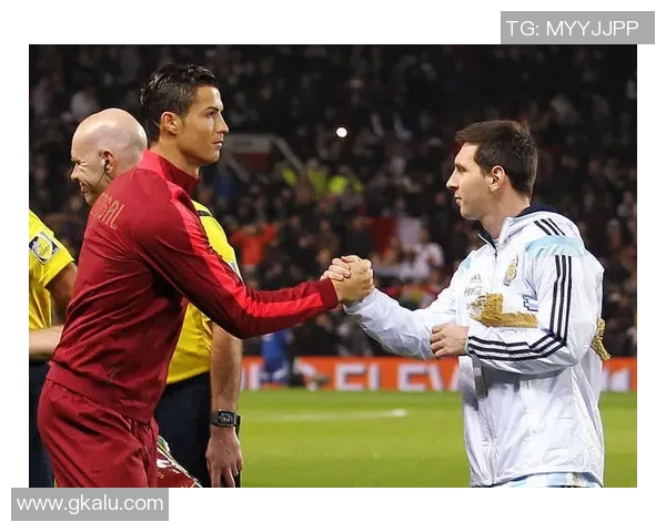 足球传奇对决：C罗梅西签名球星卡珍藏版引领收藏热潮