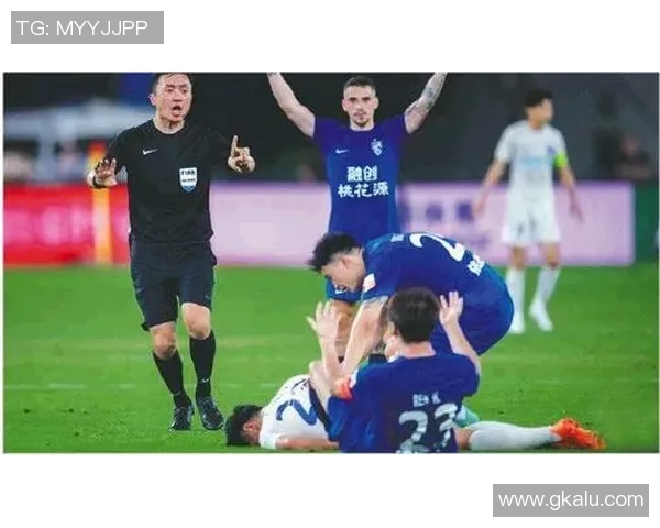 足球球星单挑路人精彩瞬间 引发街头围观和热议挑战赛风波